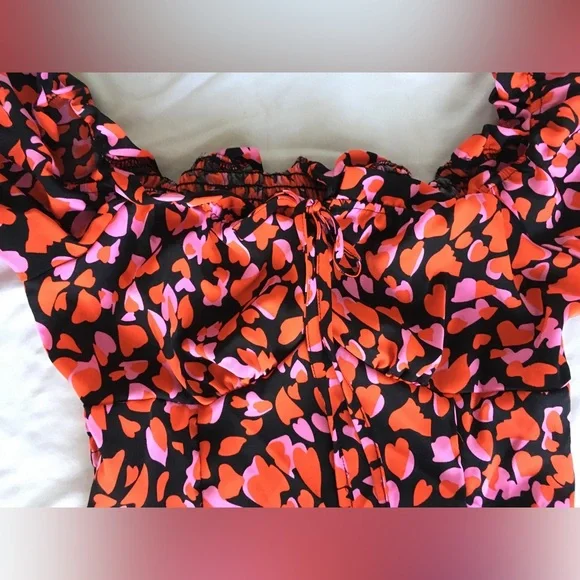 Super cute stretchy short multicolored on/off shoulder with tie accent. - Picture 3 of 10